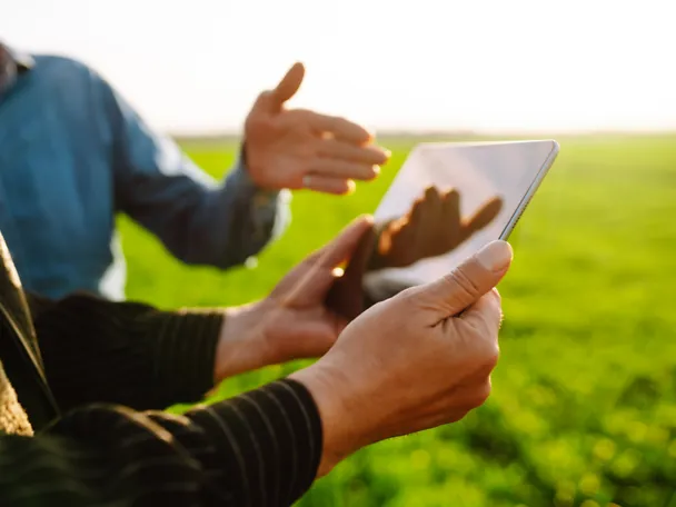 Zwei Personen betrachten COMPACTes Wissen auf einem Tablet